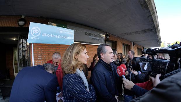 Alicia Martínez y Juan Bueno, entre otros dirigentes del PP que se quejaron en la puerta del ambulatorio