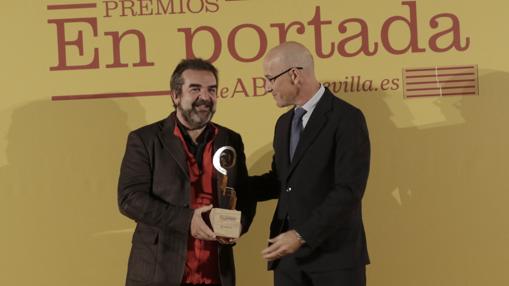 El productor de cine Gervasio Iglesias recibe su galardón de manos del subdirector de ABC, Manuel Contreras