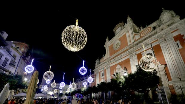 La Plaza del Salvador con la iluminación navideña de 2015