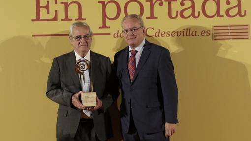 Ignacio Fernández-Vial sostiene el premio que le acaba de entregar Álvaro Ybarra