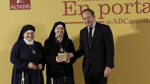 Sor Raquel y Sor Sacramento reciben el premio de manos de Álvaro Rodríguez Guitart