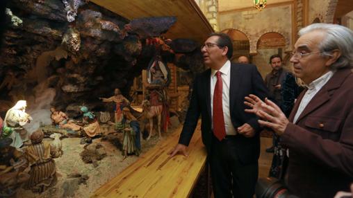 El presidente de la Fundacion Cajasol, Antonio Pulido, presenta el Belen de la Fundacion Cajasol