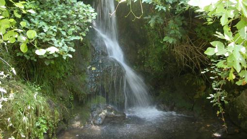 Una pequeña cascada en la vía verde