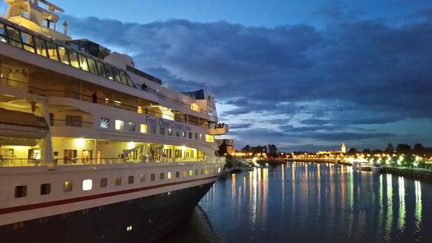 Un crucero de la compañía Fred Olsen en la dársena del Guadalquivir