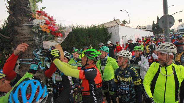 Homenaje de los ciclistas en la avenida de Montesierra