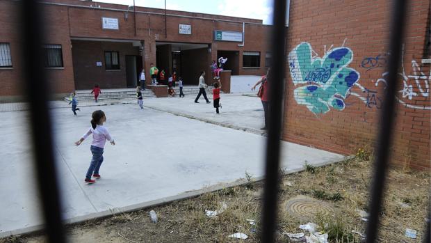 Los peones pegaron carteles en los colegios anunciando el recorte de 90 plazas en el servicio de limpieza