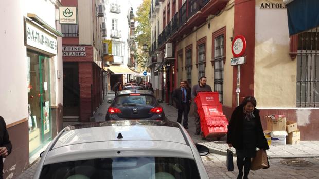 Atasco en la calle Baños este viernes a mediodía