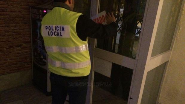 Un Policía Local precinta uno de los establecimientos