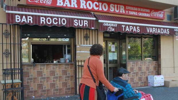 Lo atracan en su bar de la Oliva a punta de pistola dos hombres con un casco y le dan una paliza