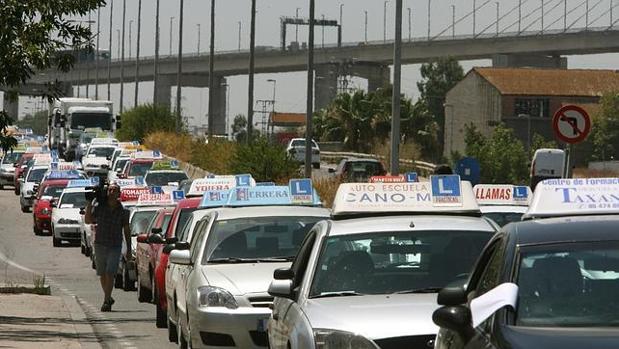 Imagen de archivo de una protesta de las autoescuelas