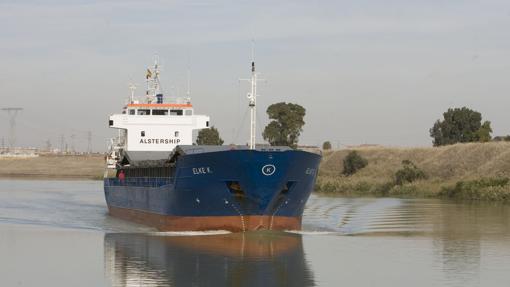 Un barco transita pro el Guadalquivir