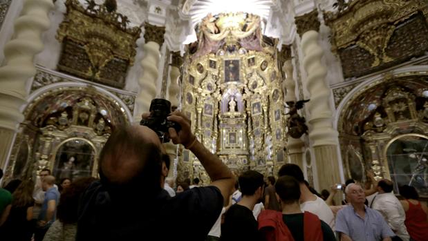 Visitantes en la iglesia de San Luis de los Franceses