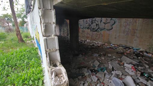 El abandono y la suciedad en el parque junto a la estación Cocheras de Metro