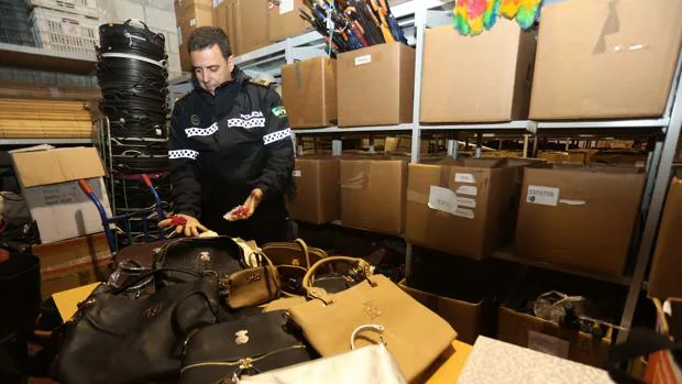 Un agente de la Policía Local de Sevilla con bolsos falsos