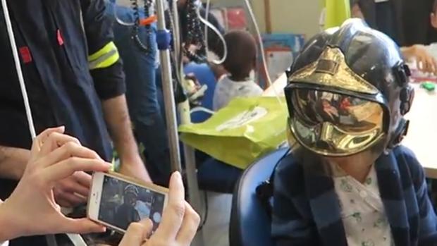 Los Bomberos de Sevilla visitan a los niños del Hospital Virgen del Rocío