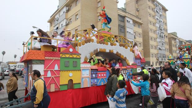 Carroza del Flautista de Hamelín, cedida por el Ateneo de Sevilla, para la cabalgata del distrito Sur