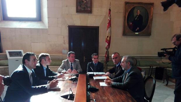 El alcalde, Juan Espadas, y el director territorial de Caixabank, Rafael Herrador, en el Ayuntamiento