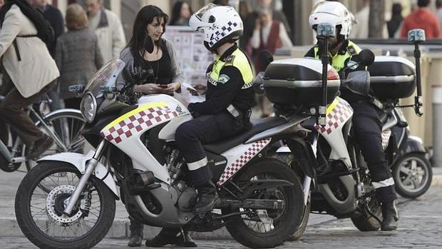 Dos agentes de la Policía Local de Sevilla