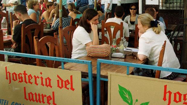 Comensales en los veladores de la antigua Hostería del Laurel