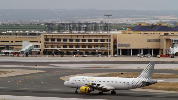 Un avión de VUeling enuna pista del aeropuerto hispalense