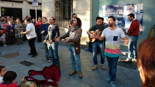 Componentes de la chirigota cantan en el Centro de Sevilla