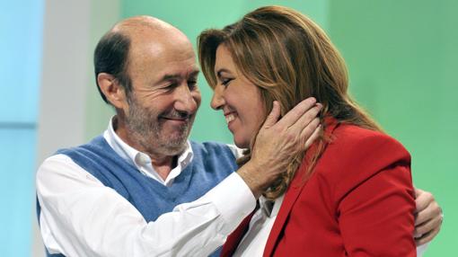 El exsecretario general del PSOE, Alfredo Pérez Rubalcaba, junto a Susana Díaz