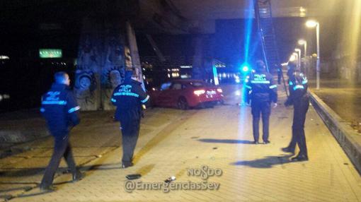 Agentes de la la Policía Local de Sevilla en el lugar del accidente