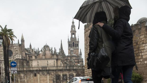 Una pareja se resguarda de la lluvia