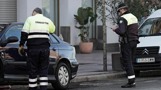 Un agente de la Policía Local rellena el boletín de denuncia