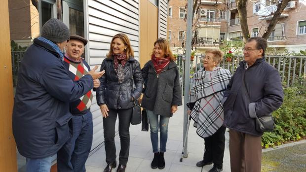 La diputada Alicia Martínez charla con algunos de los vecinos afectados