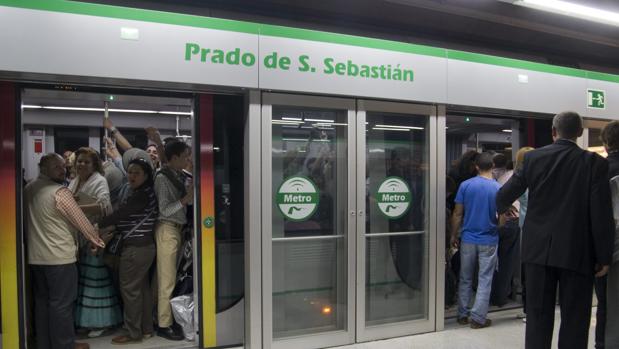 Varios usarios del metro en la estación Prado de San Sebastián