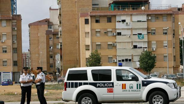 Una pareja de policías en el Polígono Sur