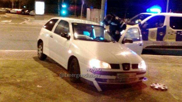 El vehículo accidentado en la Glorieta Primero de Mayo, frente al Parque Amate