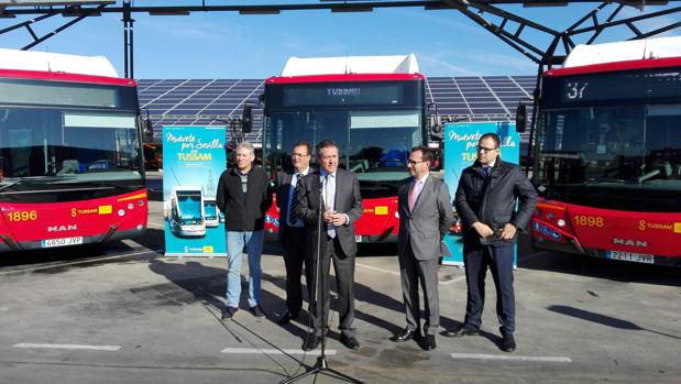 El alcalde, Juan Espadas, durante la presentación de los 15 nuevos autobuses de Tussam