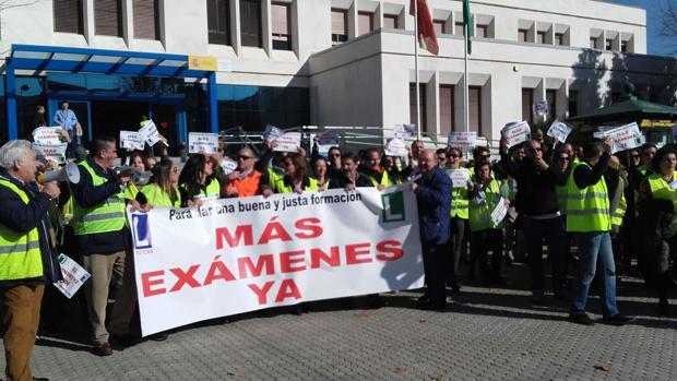 Manifestación de autoescuelas en la Jefatura