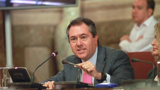 Espadas subvenciona a una fundación creada por uno de sus directores de área