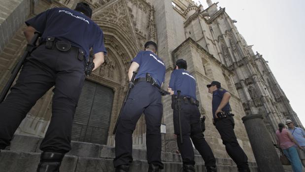 Agentes de la Policía Nacional revisan la seguridad en la Catedral para la visita de Obama