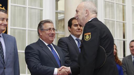 El ministro de Interior, Juan Ignacio Zoido, saluda al nuevo jefe superior de Policía