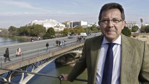 Alberto Díaz, frente al puente de Triana