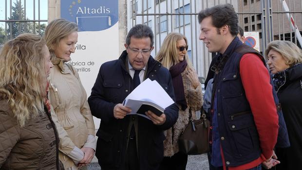 El portavoz del PP, Alberto Díaz, este martes en la puerta de Altadis