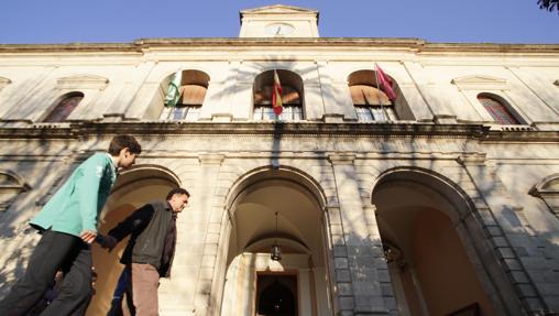 El Ayuntamiento de Sevilla conserva mobiliario que es propiedad de Patrimonio Nacional