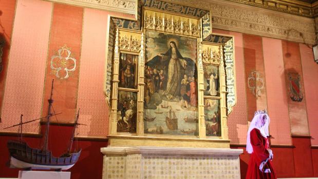 «La Virgen de los Mareantes», al fondo, presidiendo una explicación teatralizada del Alcázar