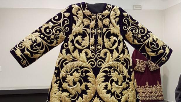 Puntadas para la memoria en la nueva túnica de los Gitanos