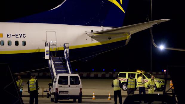 Un avión en el aeropuerto de Sevilla