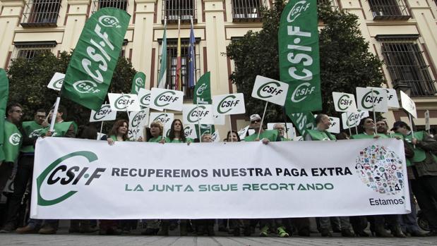 El sindicato Csif exigiendo la devolución de la paga extra