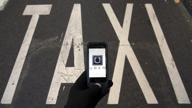 Un cliente usa la aplicación móvil de Uber para buscar un taxi