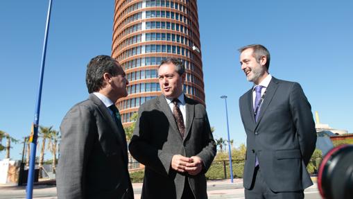 El alcalde, junto a la Torre Sevilla, donde reclama una estación de cercanías