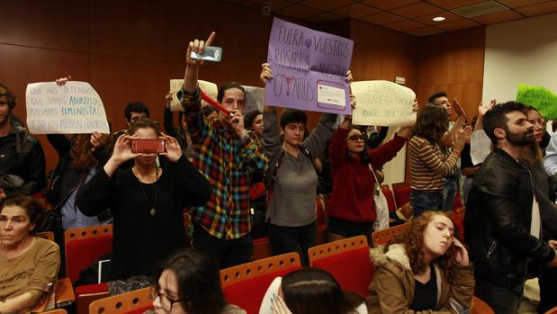 La ultraizquierda revienta un debate sobre ideología de género en la Universidad de Sevilla