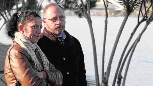 El padre de Marta del Castillo, junto al río