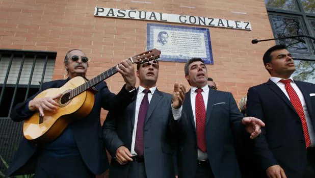 Pascual González toca la guitarra para su sevillana «El puente te está esperando»